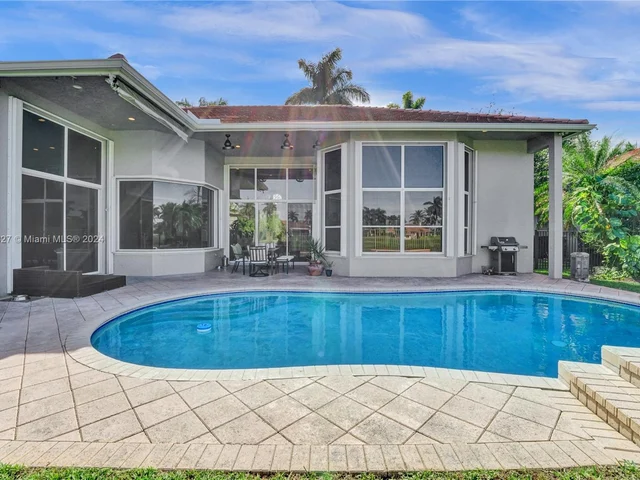 2585 Mayfair Ln, Weston FL 33327