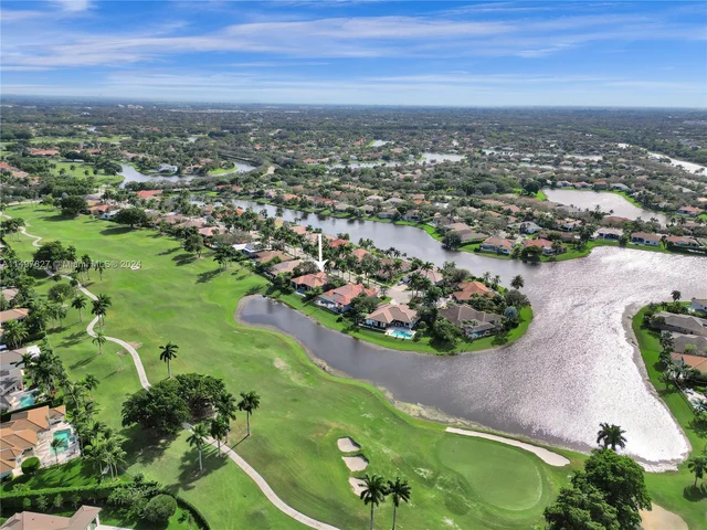 2585 Mayfair Ln, Weston FL 33327