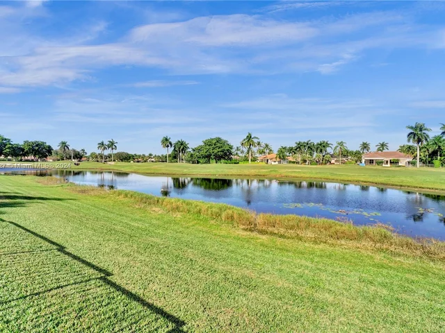 2585 Mayfair Ln, Weston FL 33327