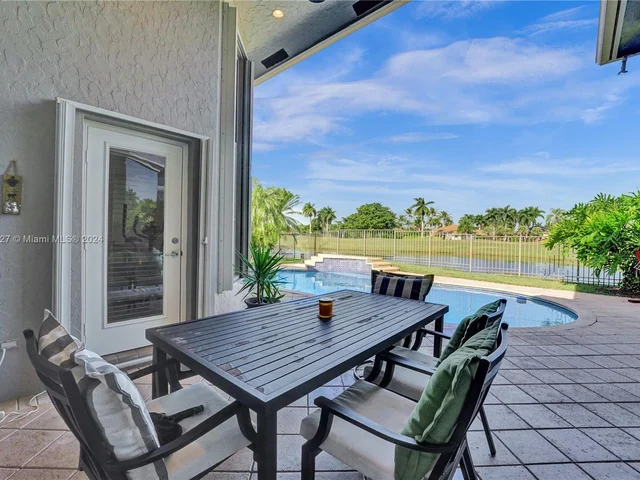 2585 Mayfair Ln, Weston FL 33327