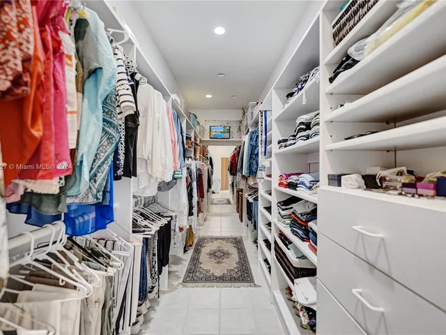 2585 Mayfair Ln, Weston FL 33327