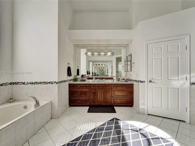 2585 Mayfair Ln, Weston FL 33327