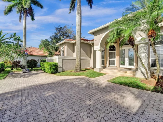 2585 Mayfair Ln, Weston FL 33327