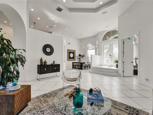 2585 Mayfair Ln, Weston FL 33327