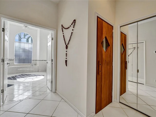 2585 Mayfair Ln, Weston FL 33327