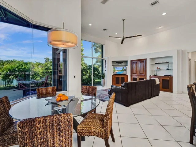 2585 Mayfair Ln, Weston FL 33327