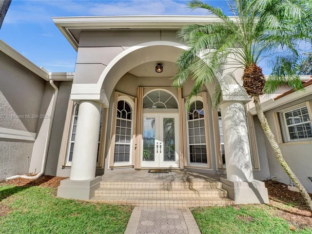 2585 Mayfair Ln, Weston FL 33327