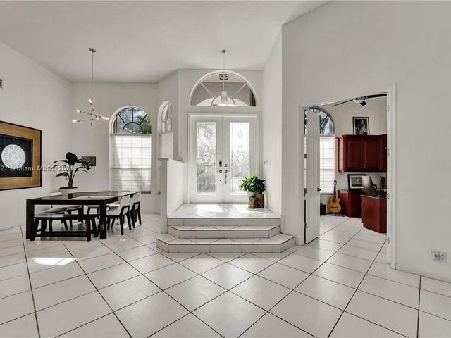 2585 Mayfair Ln, Weston FL 33327