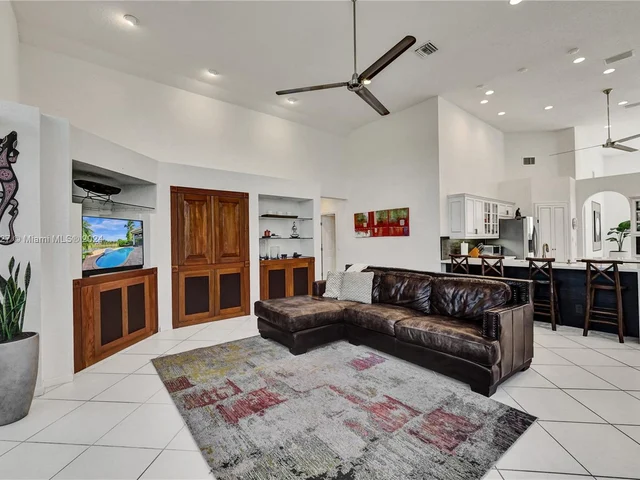 2585 Mayfair Ln, Weston FL 33327