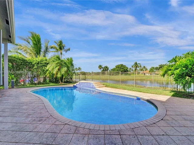 2585 Mayfair Ln, Weston FL 33327