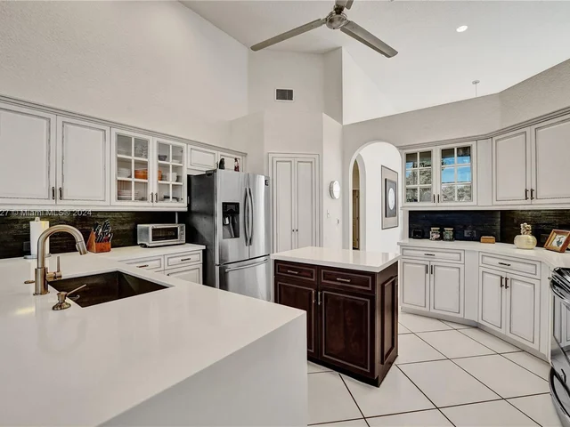 2585 Mayfair Ln, Weston FL 33327