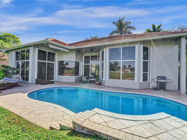 2585 Mayfair Ln, Weston FL 33327