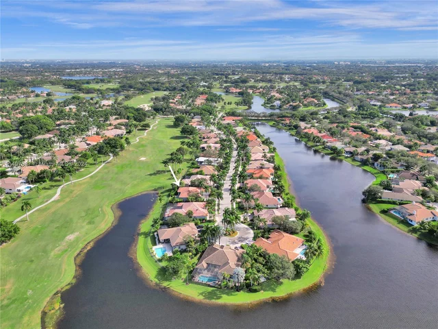 2585 Mayfair Ln, Weston FL 33327