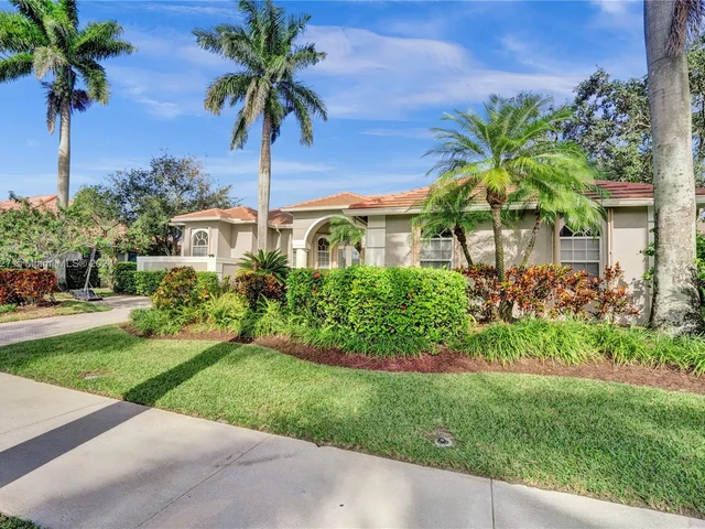 2585 Mayfair Ln, Weston FL 33327