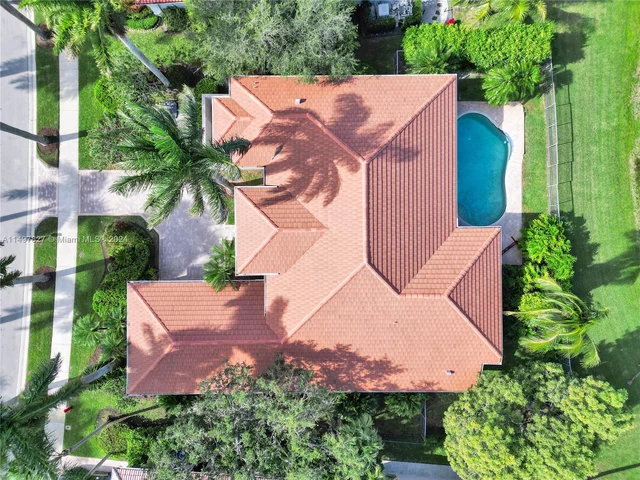 2585 Mayfair Ln, Weston FL 33327