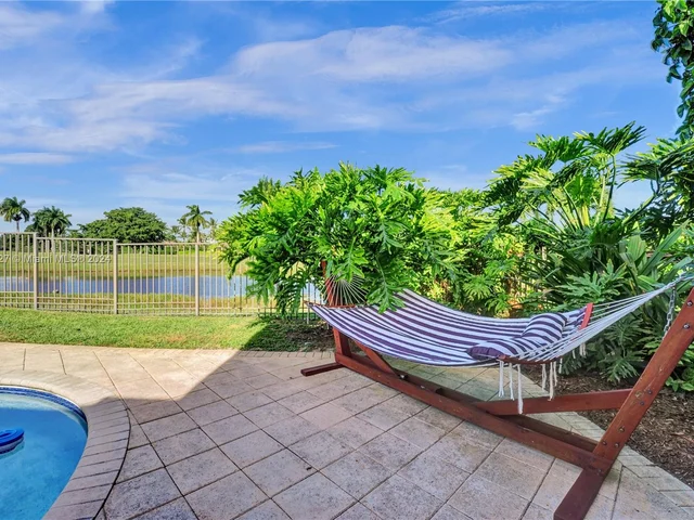 2585 Mayfair Ln, Weston FL 33327