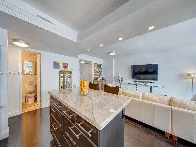 800 Parkview Dr # 1014, Hallandale Beach FL 33009