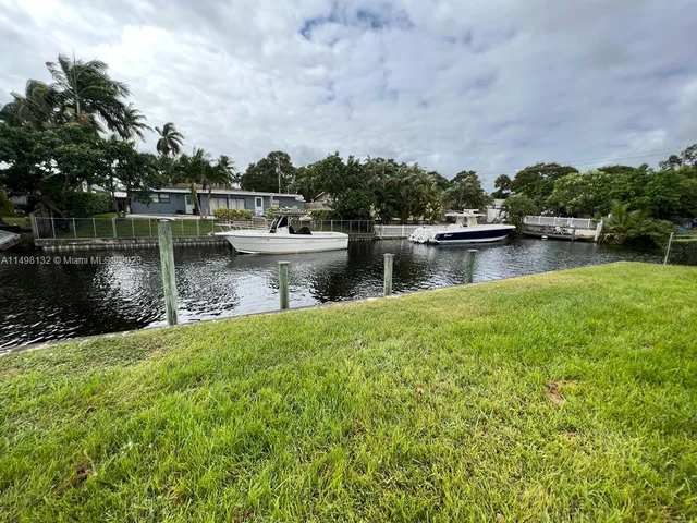 5840 SW 14th St, Plantation FL 33317