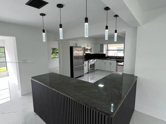 5840 SW 14th St, Plantation FL 33317