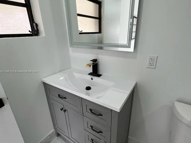 5840 SW 14th St, Plantation FL 33317