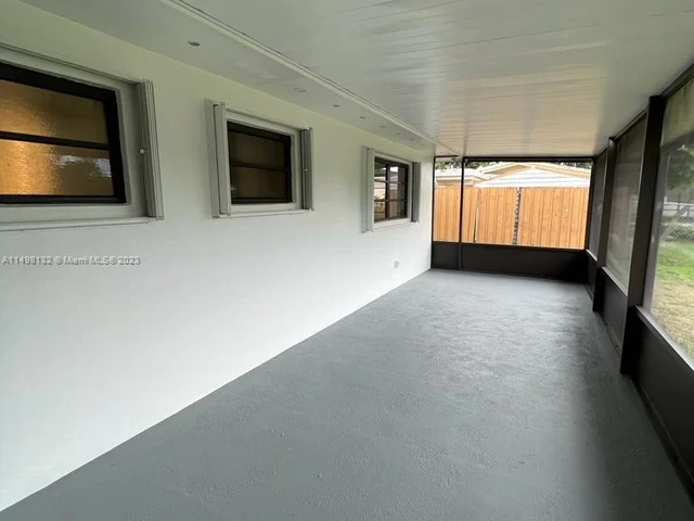 5840 SW 14th St, Plantation FL 33317