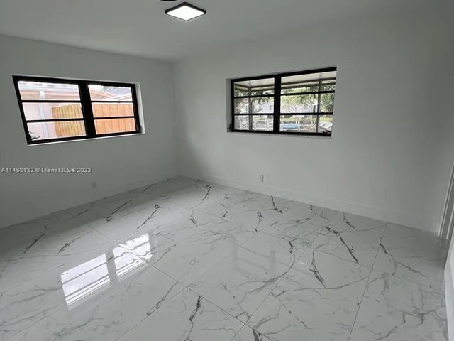 5840 SW 14th St, Plantation FL 33317