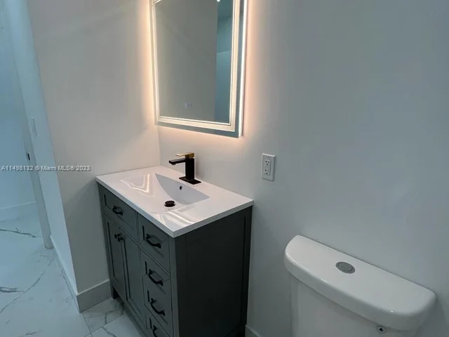 5840 SW 14th St, Plantation FL 33317