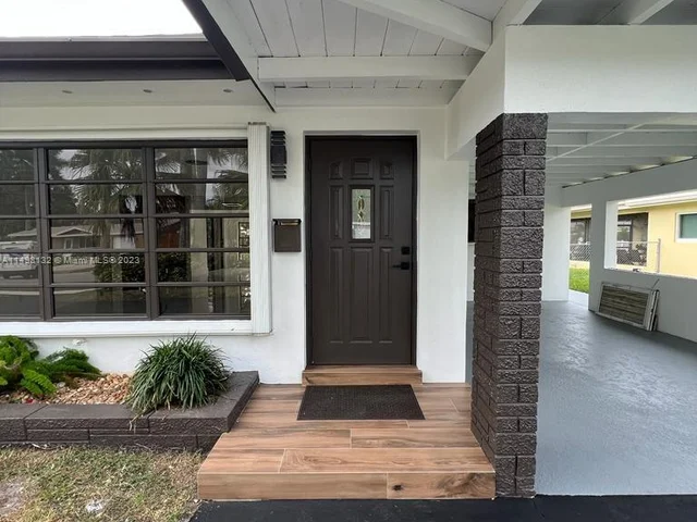 5840 SW 14th St, Plantation FL 33317