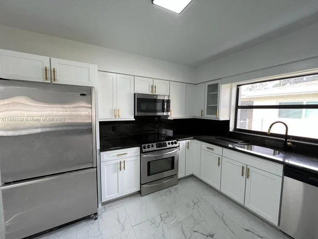 5840 SW 14th St, Plantation FL 33317