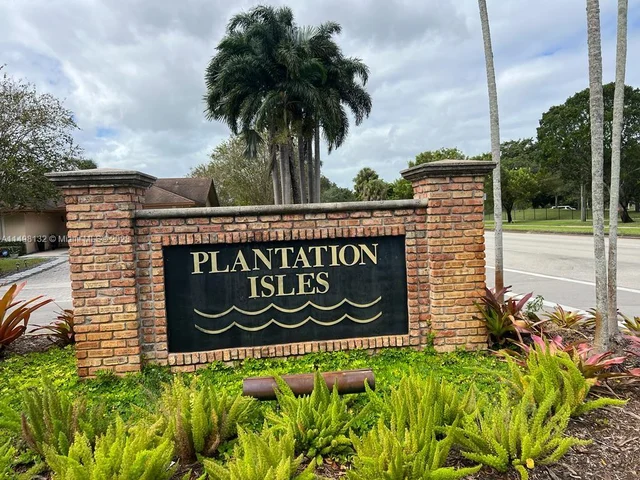 5840 SW 14th St, Plantation FL 33317