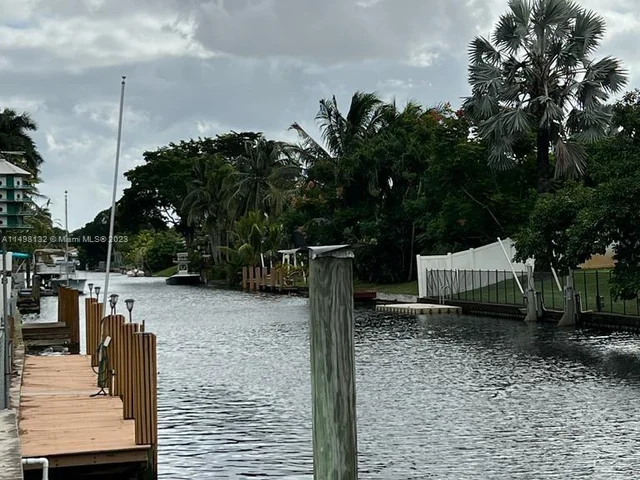 5840 SW 14th St, Plantation FL 33317