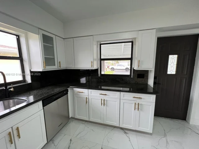 5840 SW 14th St, Plantation FL 33317