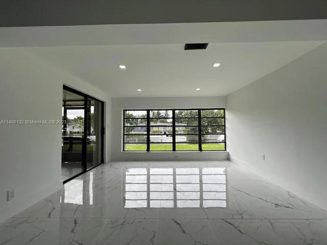 5840 SW 14th St, Plantation FL 33317