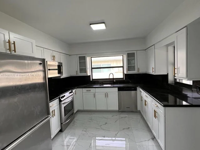 5840 SW 14th St, Plantation FL 33317