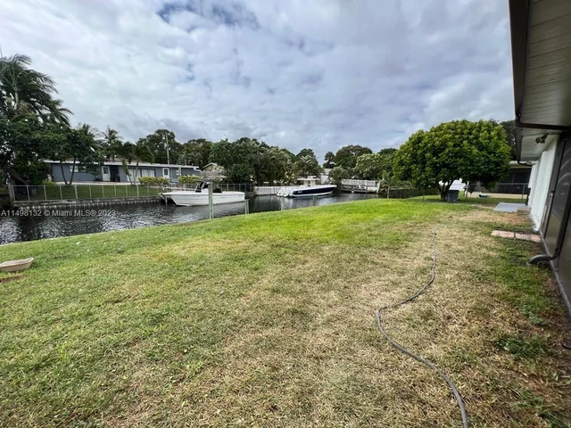 5840 SW 14th St, Plantation FL 33317