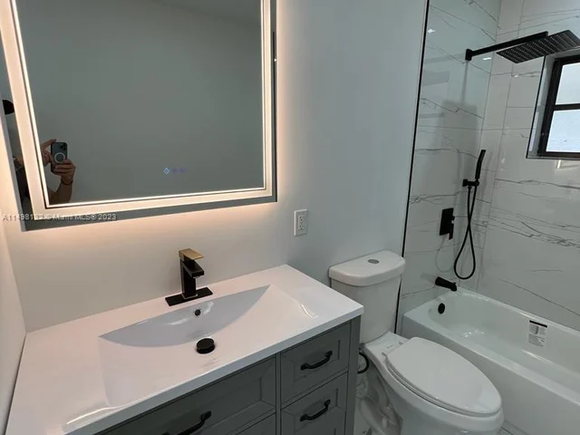 5840 SW 14th St, Plantation FL 33317