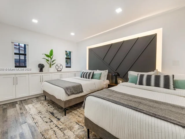 2231 SW 98th Ct, Miami FL 33165