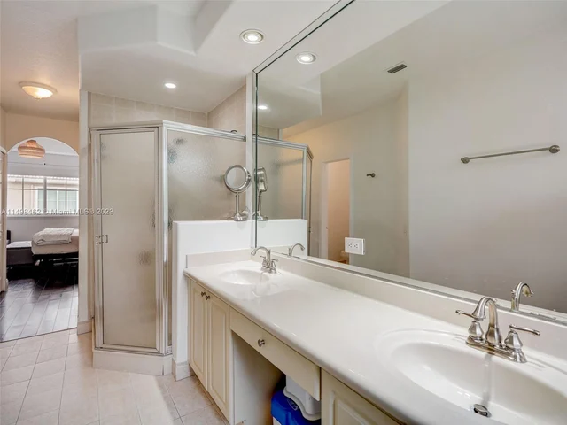 3123 NW 101st Pl, Doral FL 33172