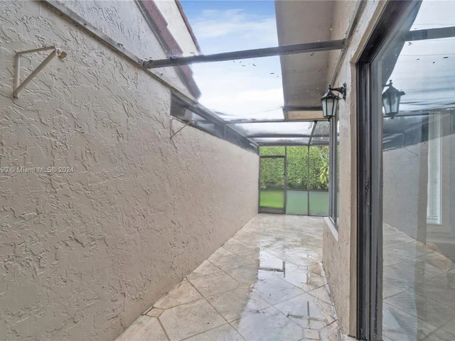 607 Village Lake Dr, Weston FL 33326