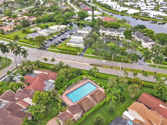 607 Village Lake Dr, Weston FL 33326