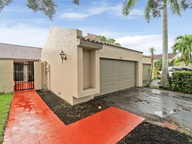 607 Village Lake Dr, Weston FL 33326