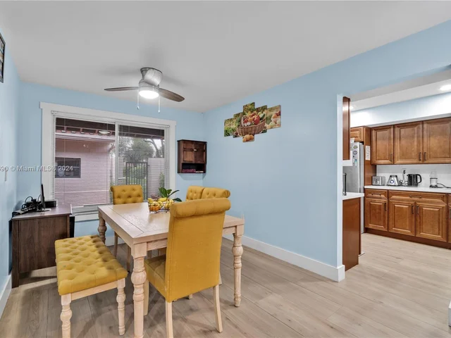 607 Village Lake Dr, Weston FL 33326