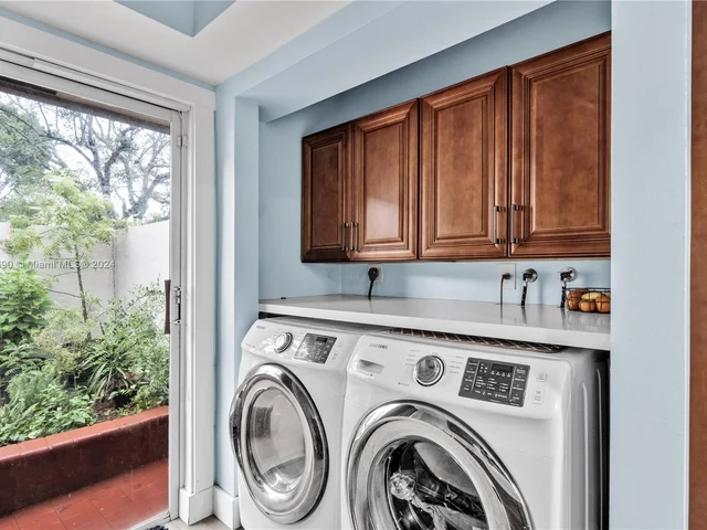 607 Village Lake Dr, Weston FL 33326