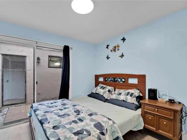 607 Village Lake Dr, Weston FL 33326