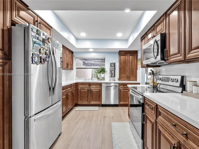 607 Village Lake Dr, Weston FL 33326