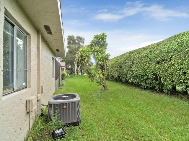 607 Village Lake Dr, Weston FL 33326