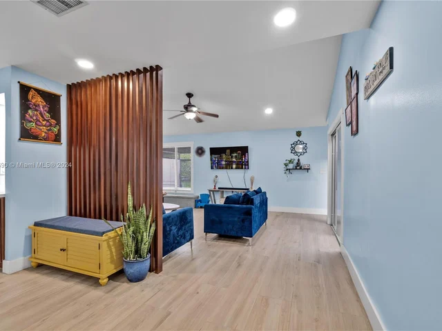 607 Village Lake Dr, Weston FL 33326