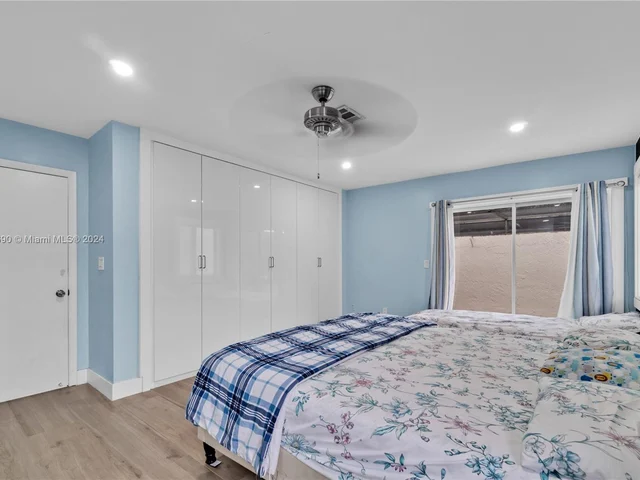 607 Village Lake Dr, Weston FL 33326