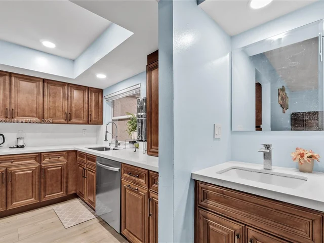 607 Village Lake Dr, Weston FL 33326