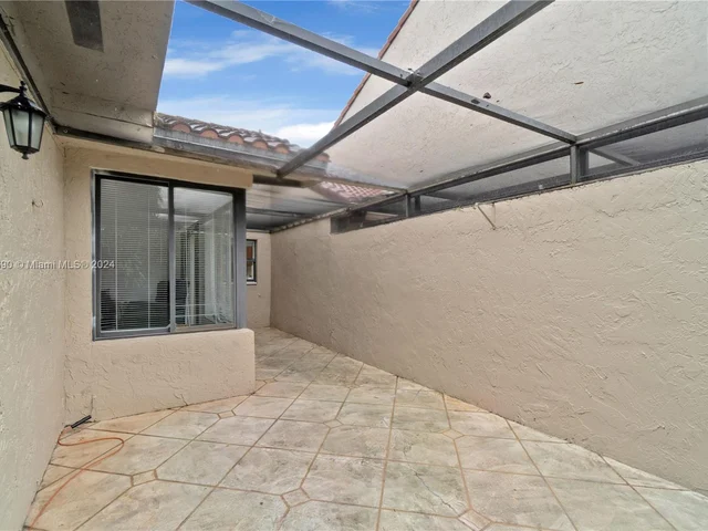 607 Village Lake Dr, Weston FL 33326